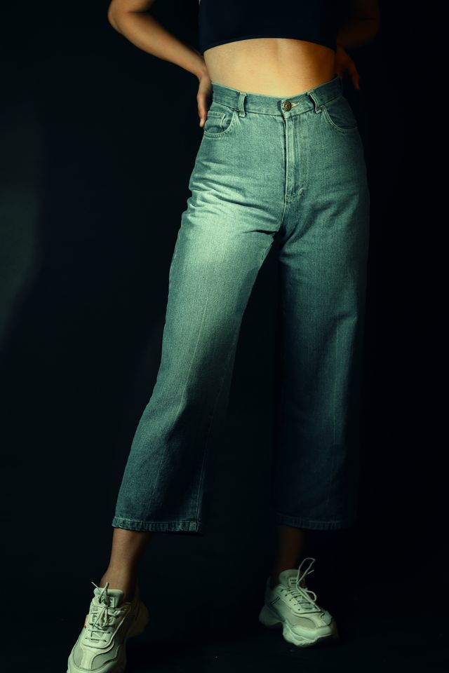 High-waisted jeans
