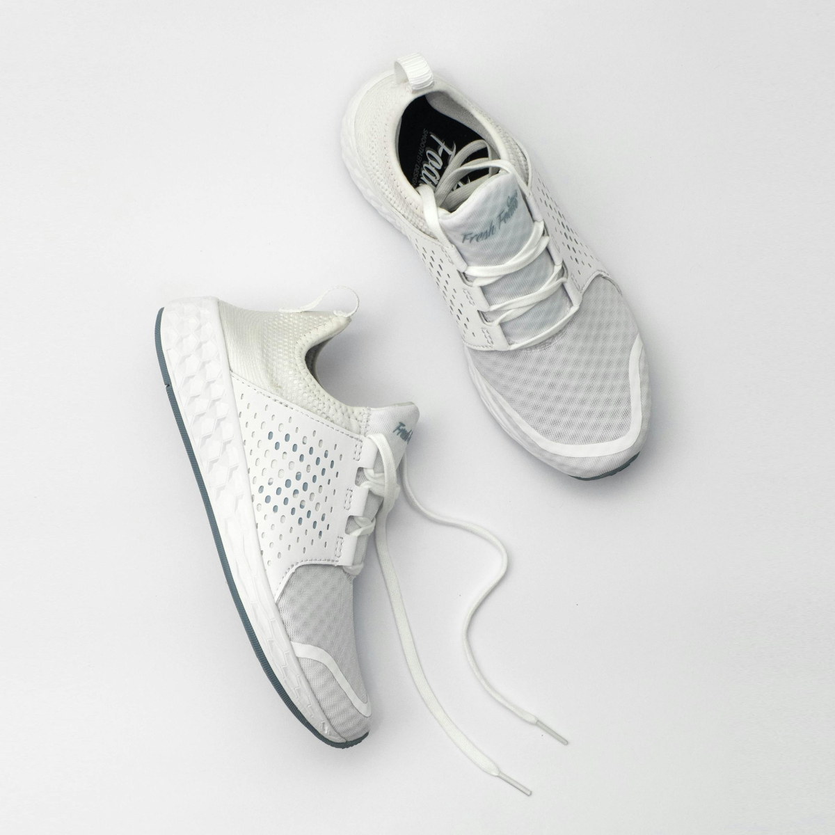 Cara membersihkan sneakers putih