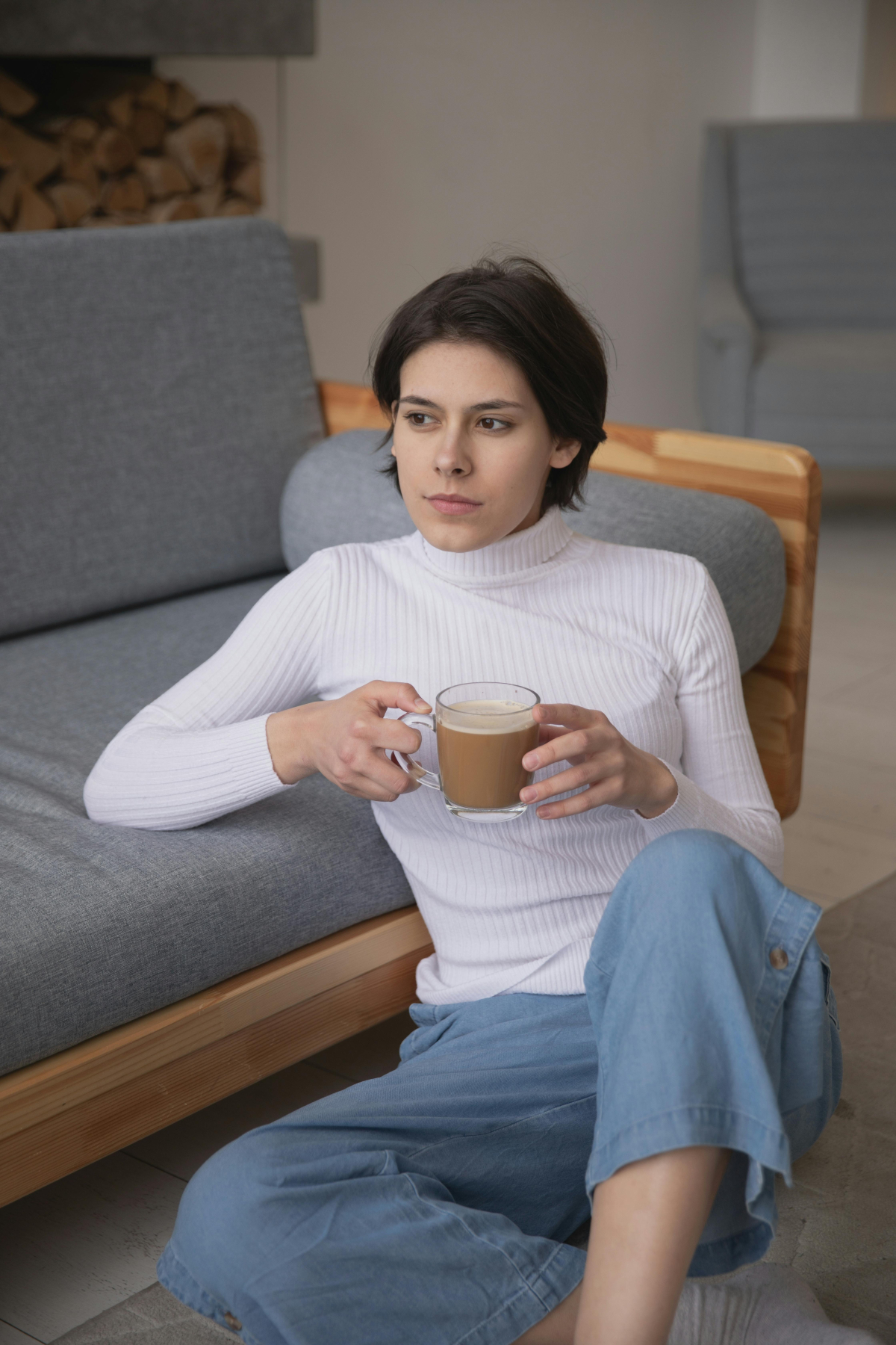 Celana yang cocok untuk sweater agar gaya makin cozy