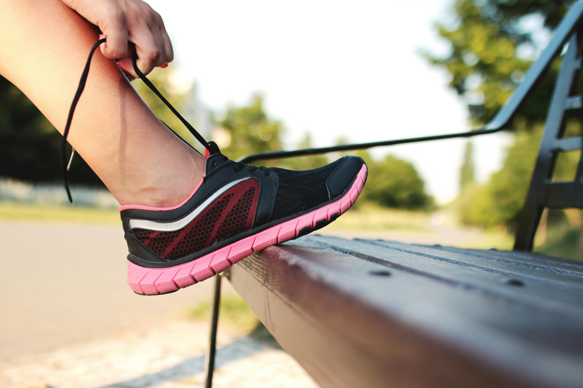 Perbedaan sepatu running dan sneakers