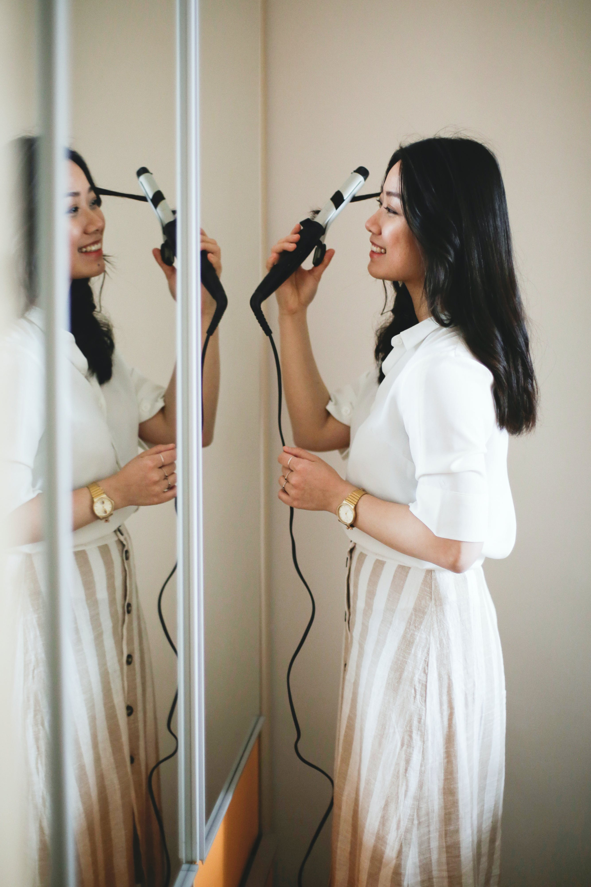 Ilustrasi menggunakan alat styling rambut