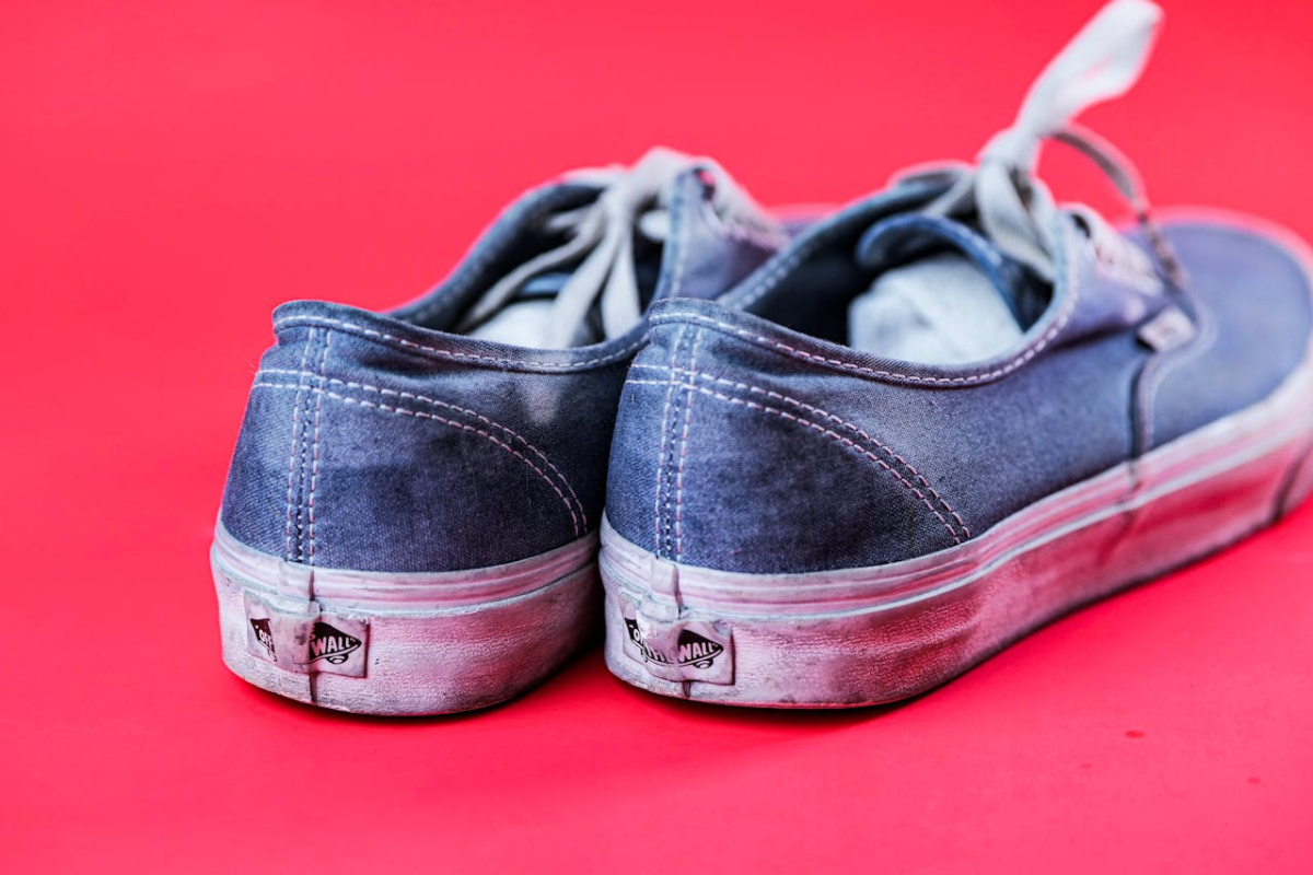 Cara terbaik mencuci sepatu berbahan kanvas