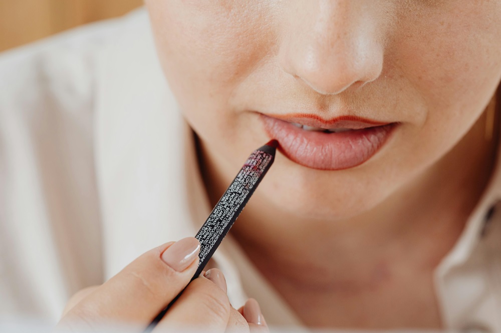Menggunakan lip liner