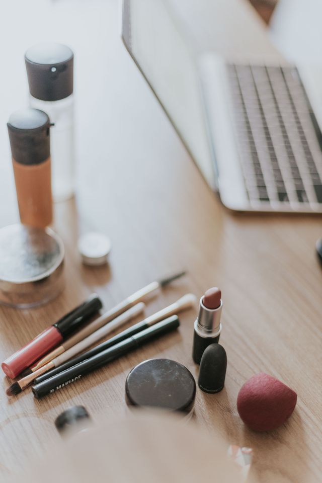 Ini yang terjadi pada kulitmu kalau menggunakan skincare dan makeup kedaluwarsa
