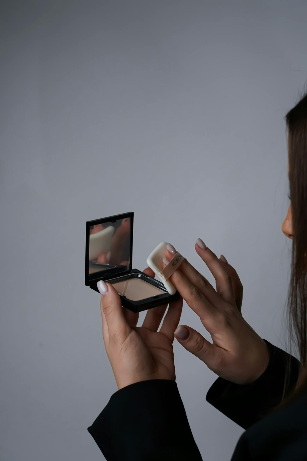 Tips menggunakan powder foundation untuk pemula