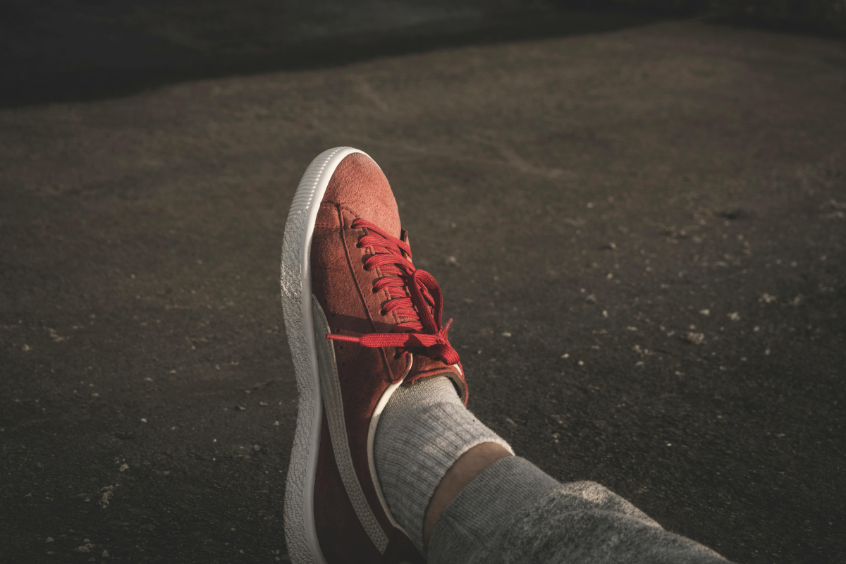 Cara membersihkan noda kuning di sepatu