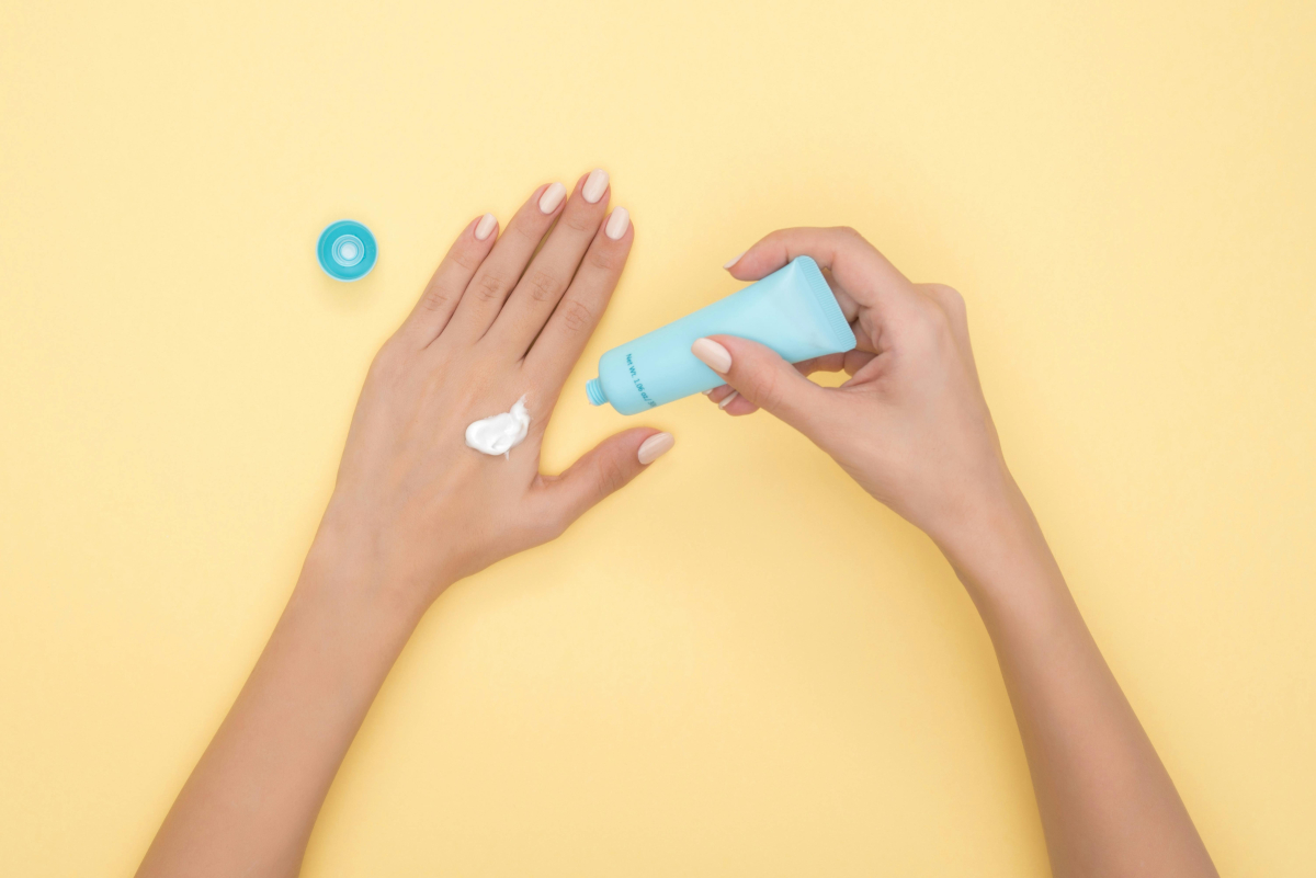 Pakai moisturizer dan sunscreen