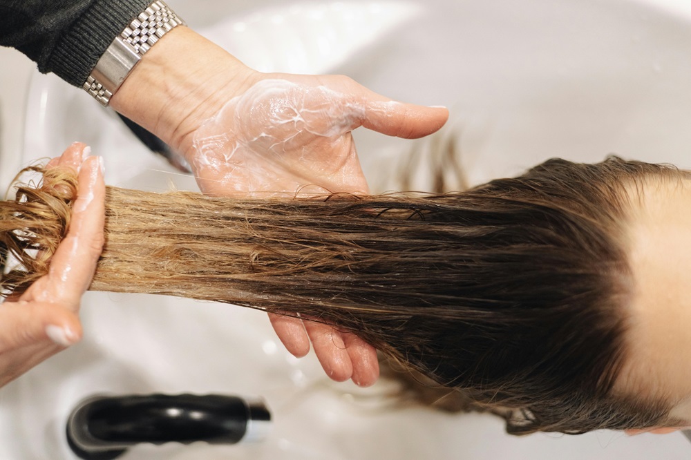 Mencuci rambut yang diwarnai