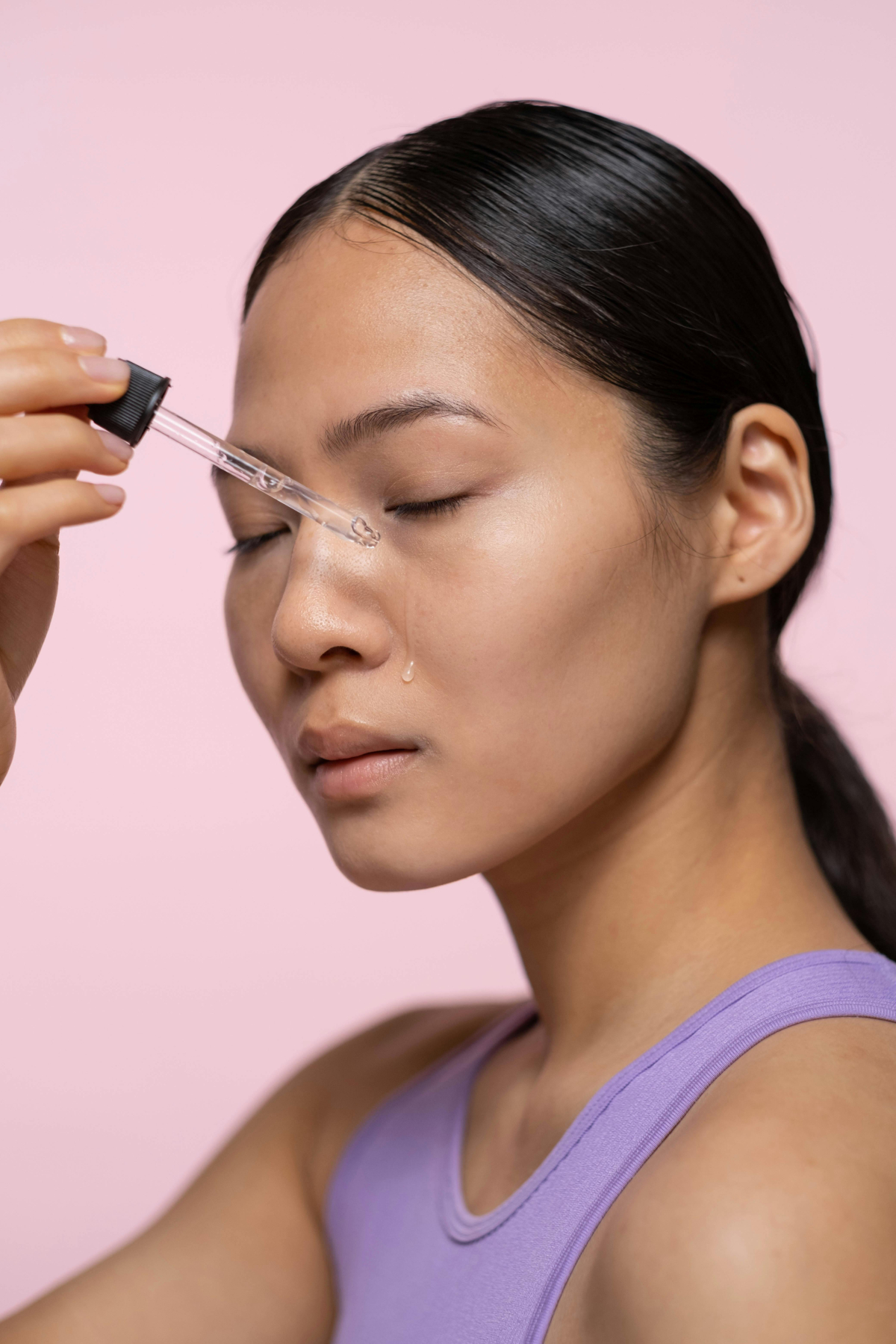 Menggunakan serum dengan kandungan Hyaluronic Acid