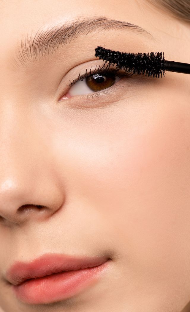 Kesalahan memakai maskara yang membuat hasilnya clumpy
