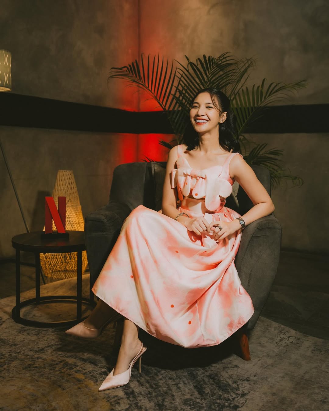 Deretan outfit cantik dan simple milik Sheila Dara