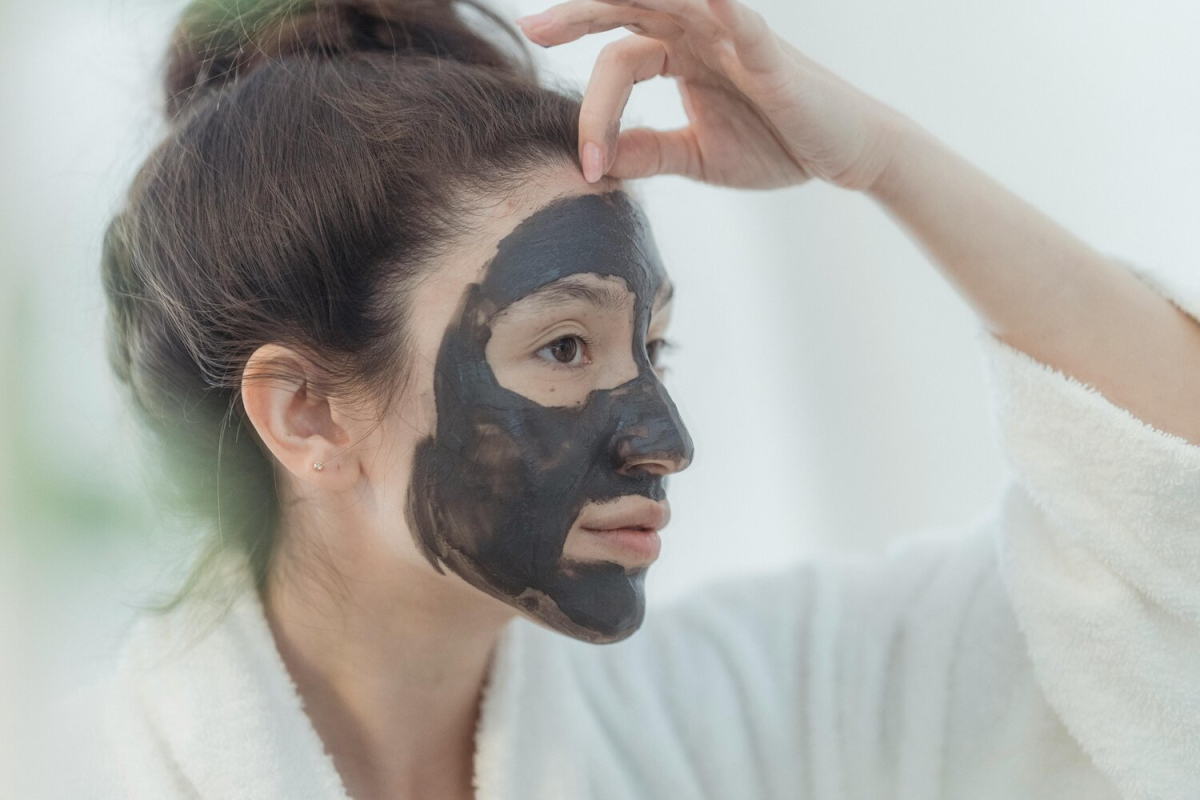 Clay atau charcoal mask