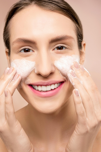 Membersihkan wajah sebelum face scrub