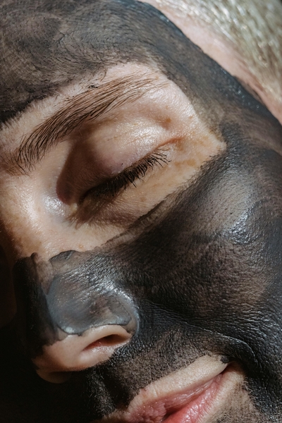 Memakai masker charcoal