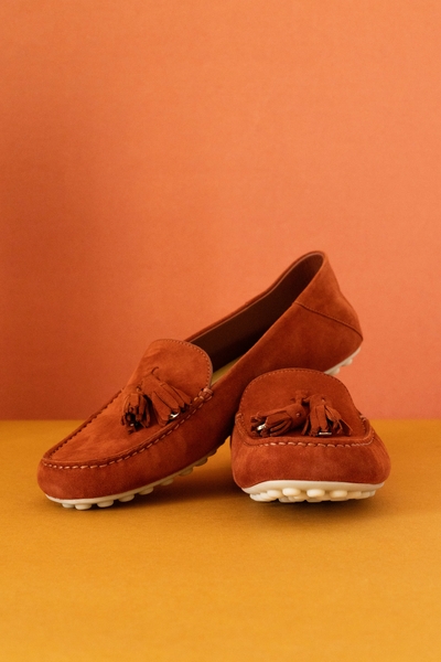 Cara mencuci sepatu suede yang tepat