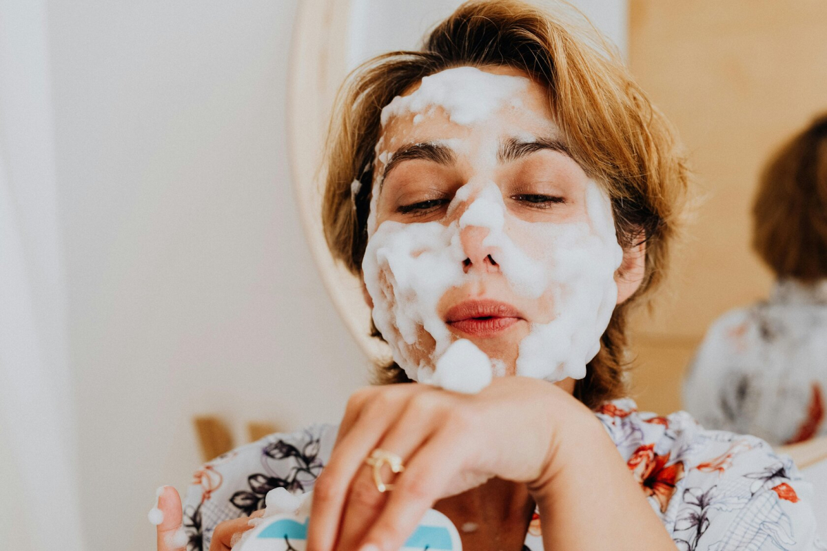 Gunakan sabun cuci muka yang gentle