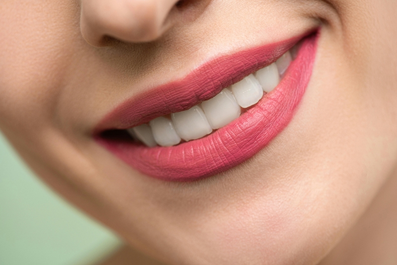 Memakai lipstik dengan hasil matte