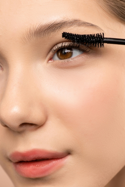 Menggunakan produk waterproof seperti mascara waterproof