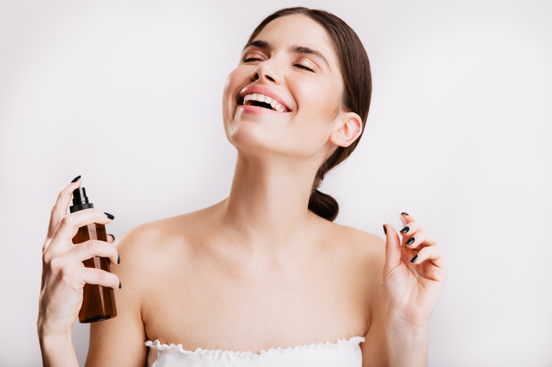 Ilustrasi menggunakan face mist