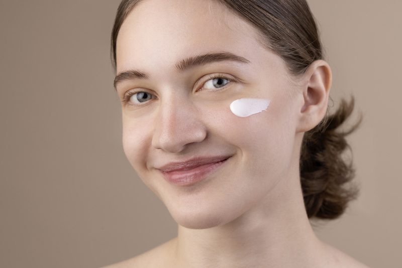 Aplikasikan tinted moisturizer