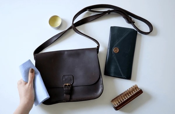 Bye-Bye Jamur! Simak Cara Membersihkan Tas Kesayangan Agar Kembali Flawless