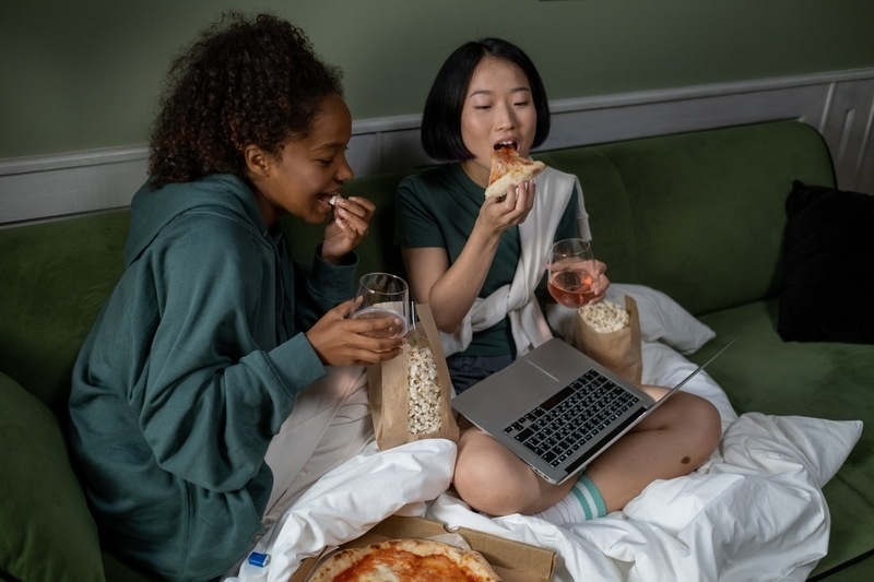 Awas! Ini 8 Tanda Kamu Overeating atau Makan Berlebihan!