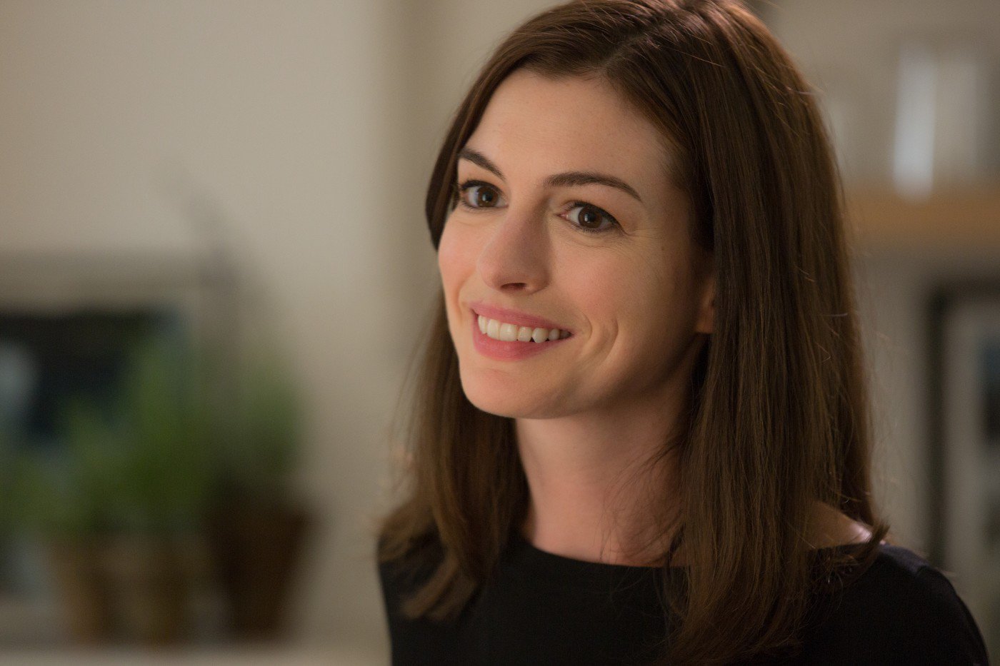 Anne Hathaway Pamer Baby Bump di Instagram