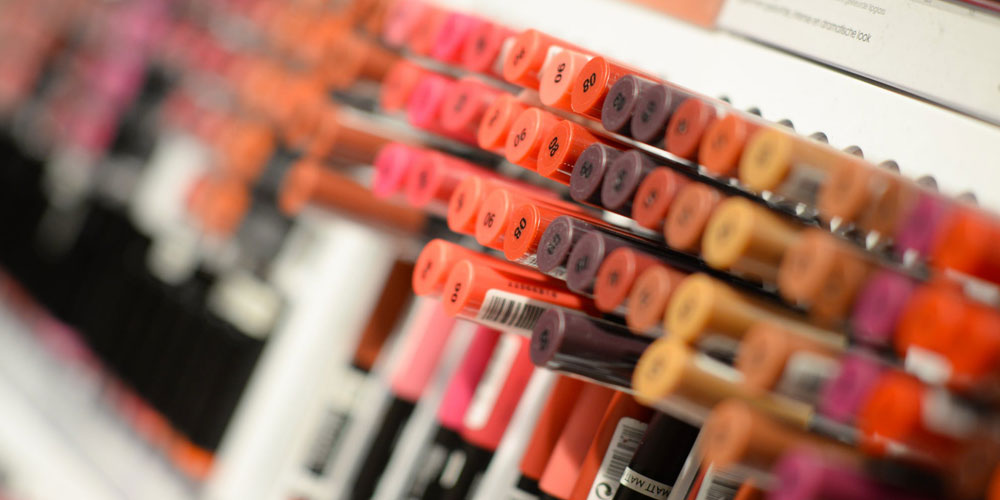 Ikuti 4 Cara Aman Mencoba Produk Tester Makeup