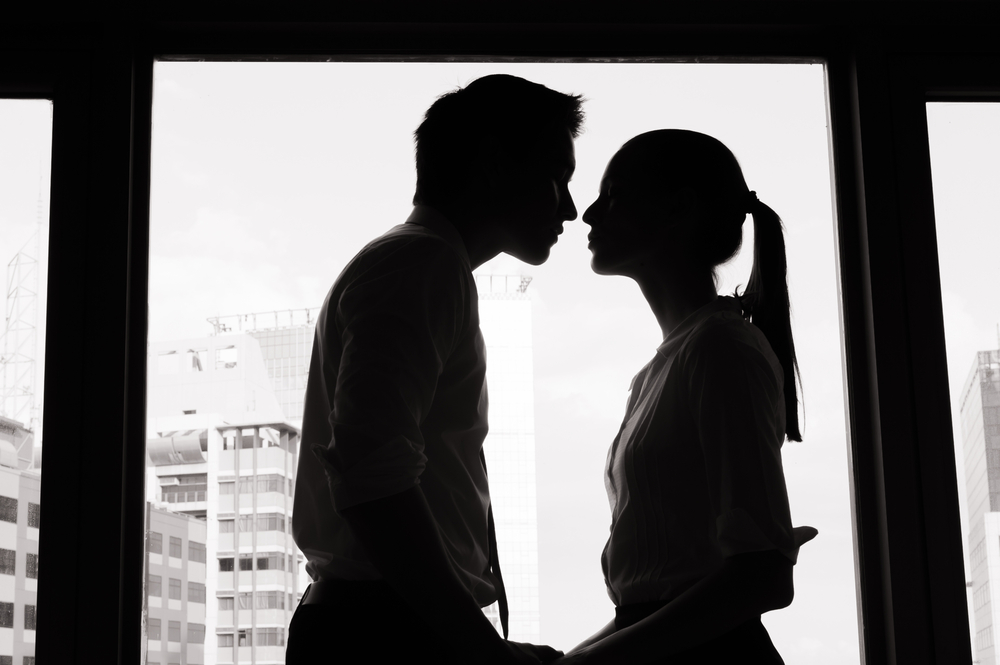 Trik Jitu Halau Gosip Cinta di Kantor