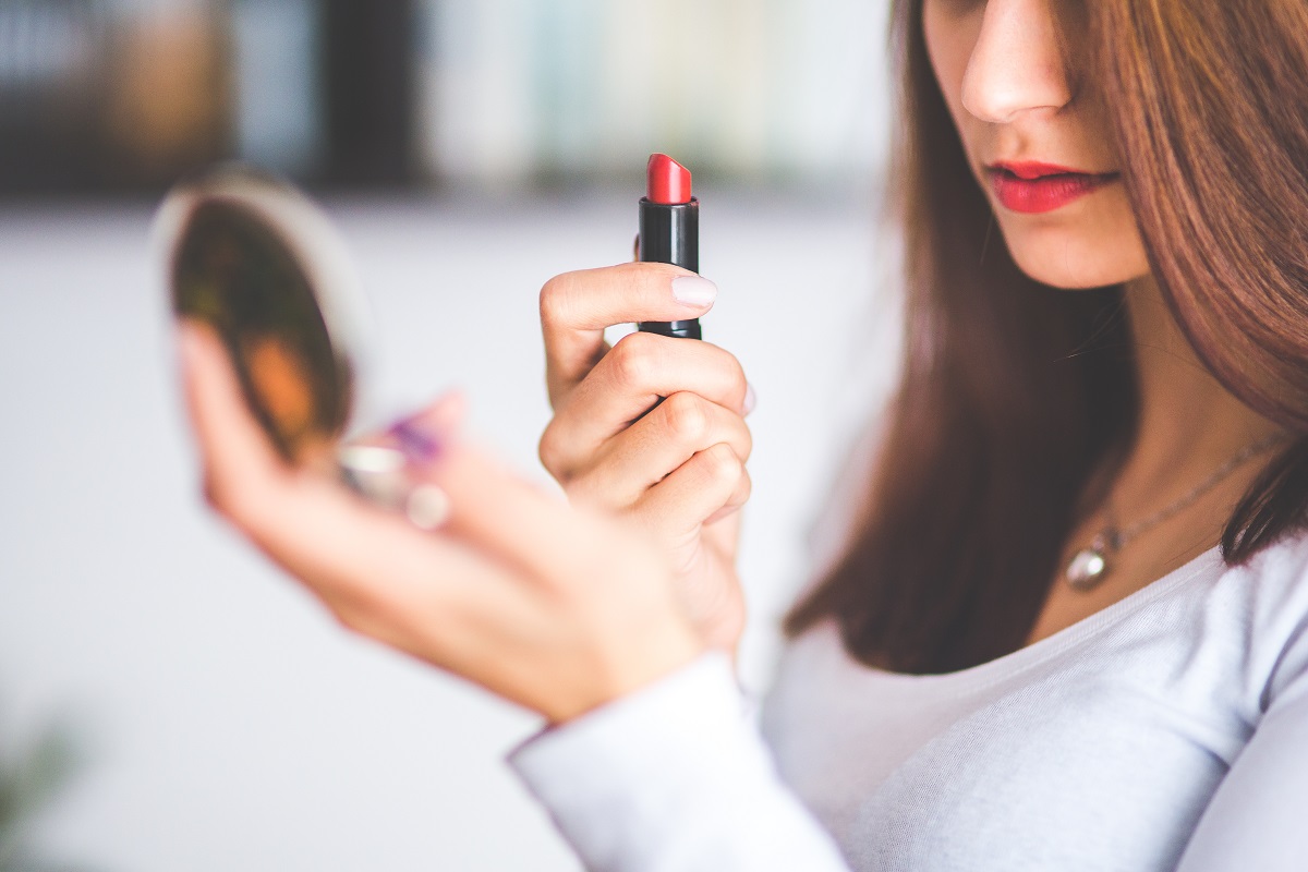4 Cara Agar Lipstik Matte Tak Membuat Bibir Anda Kering!