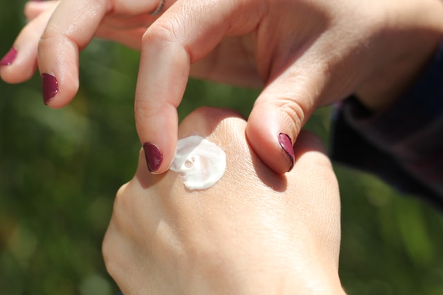 Trik Memilih Hand Cream Terbaik Untuk Kulit Tangan Kamu 