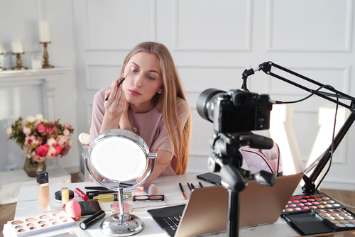 Tips Tampil Cantik Di Depan Kamera Saat Vlogging