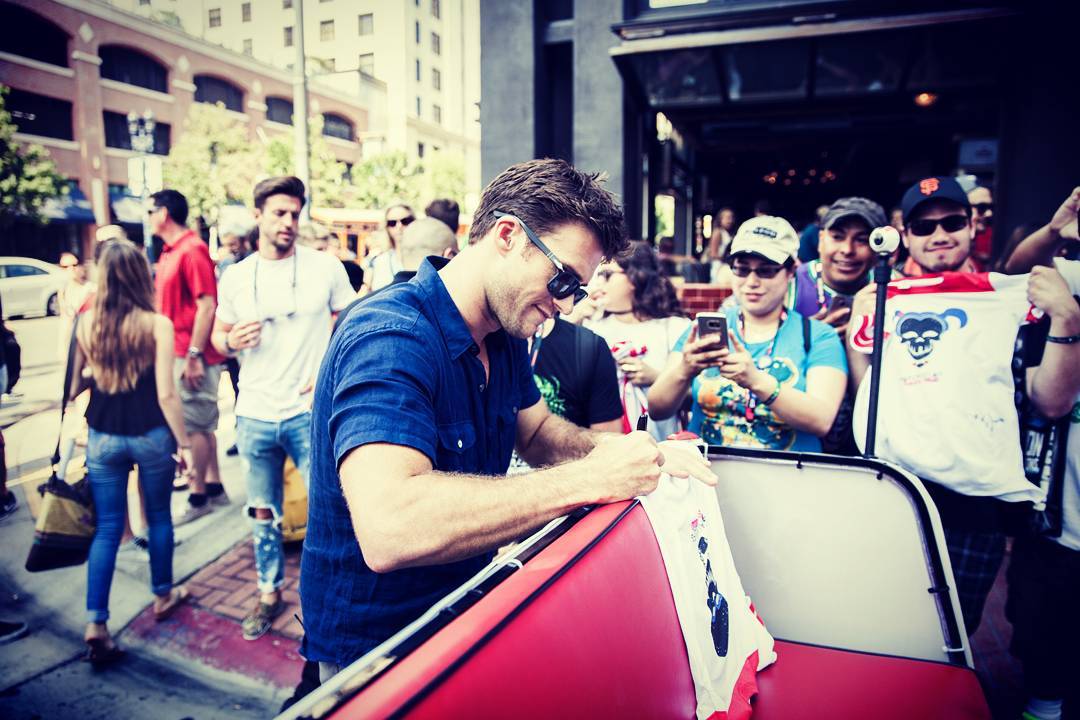 Scott Eastwood Terima Tantangan dan Bertelanjang Dada!