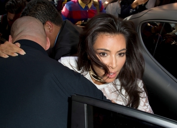 Kim Kardashian Nyaris Terjatuh di Paris Fashion Week