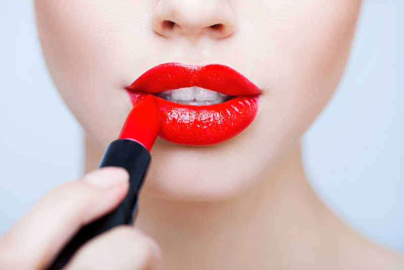 Lipstik Mudah Luntur? Ini 5 Trik untuk Warna Tahan Lama