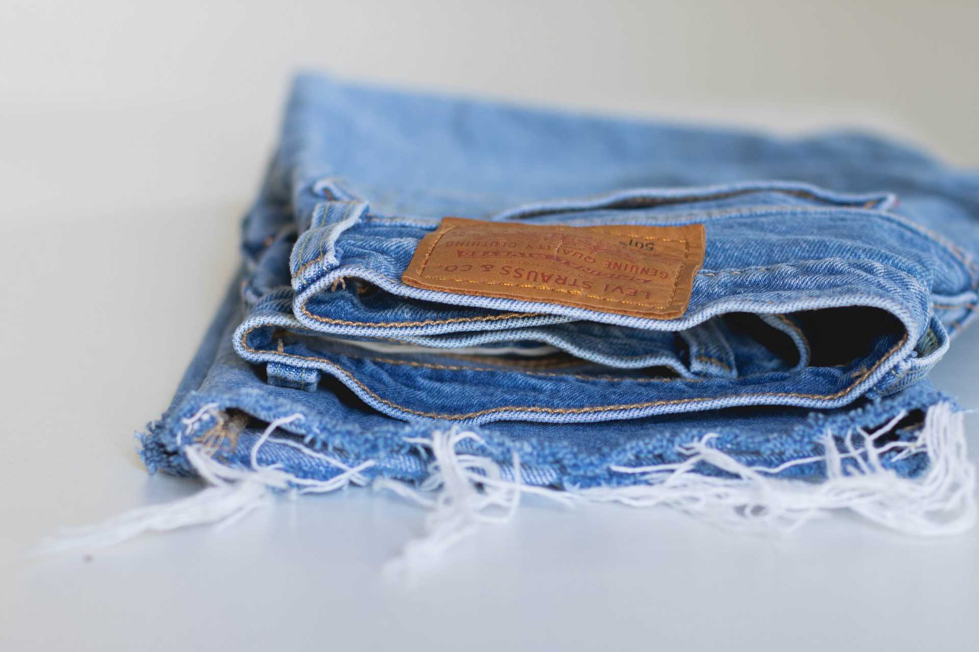 DIY Distressed Jeans yang Bisa Kamu Coba!