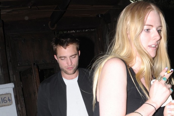 Robert Pattinson Kencan dengan Wanita Misterius
