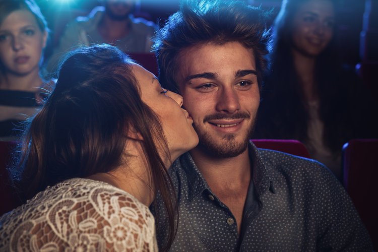 Tips Ciuman di Bioskop Tanpa Ketahuan