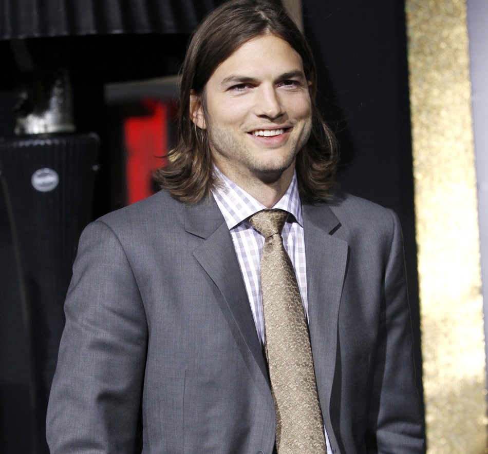 Ashton Kutcher Jalan-Jalan ke Luar Angkasa