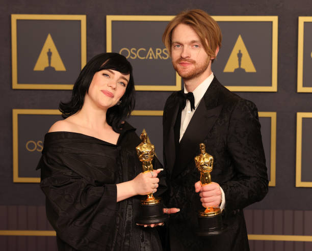 Billie Eilish dan Finneas Bawa Pulang Piala Original Song Oscar 2022