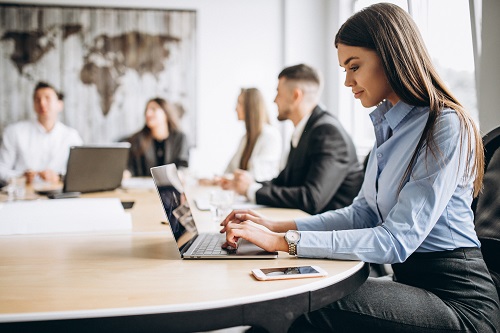 4 Tips Bersosialisasi di Kantor Baru untuk Introvert