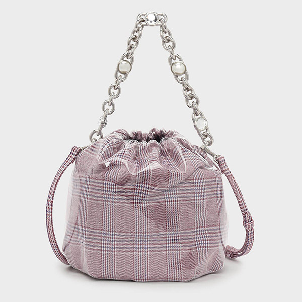 Tas plastik dari Charles & Keith dengan harga Rp599.900,-.