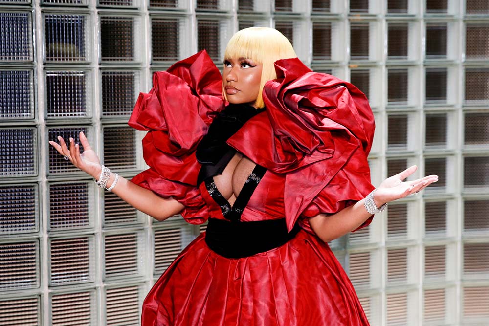 Nicki Minaj mengenakan gaun merah karya Mark Jacobs