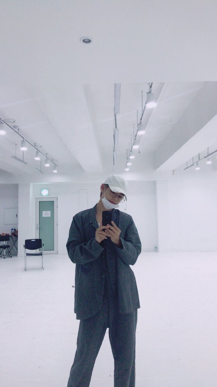 15 Potret Mirror Selfie V Bts Atau Kim Taehyung Yang Ganteng Cute