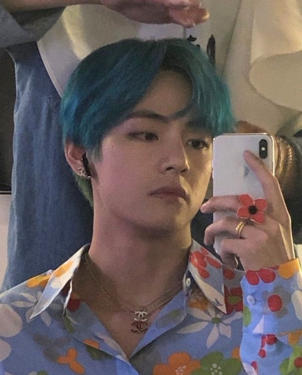 15 Potret Mirror Selfie V Bts Atau Kim Taehyung Yang Ganteng Cute