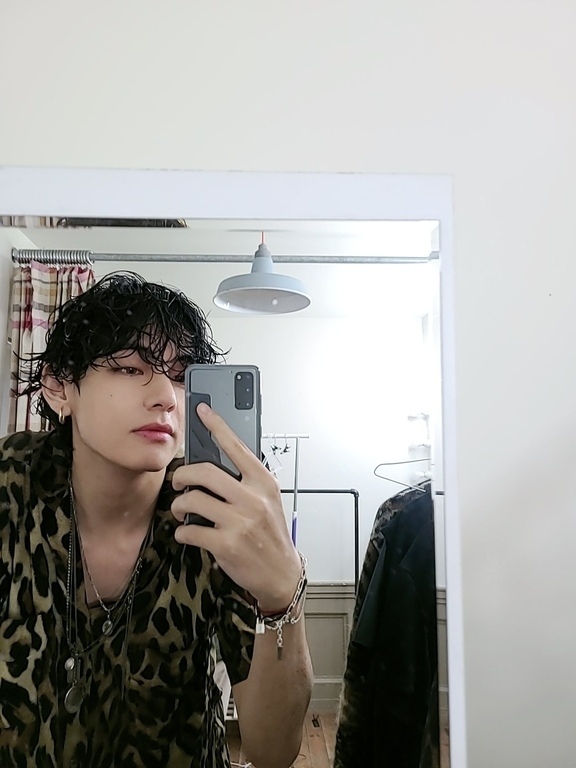 15 Potret Mirror Selfie V Bts Atau Kim Taehyung Yang Ganteng Cute