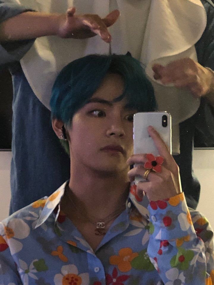 15 Potret Mirror Selfie V Bts Atau Kim Taehyung Yang Ganteng Cute