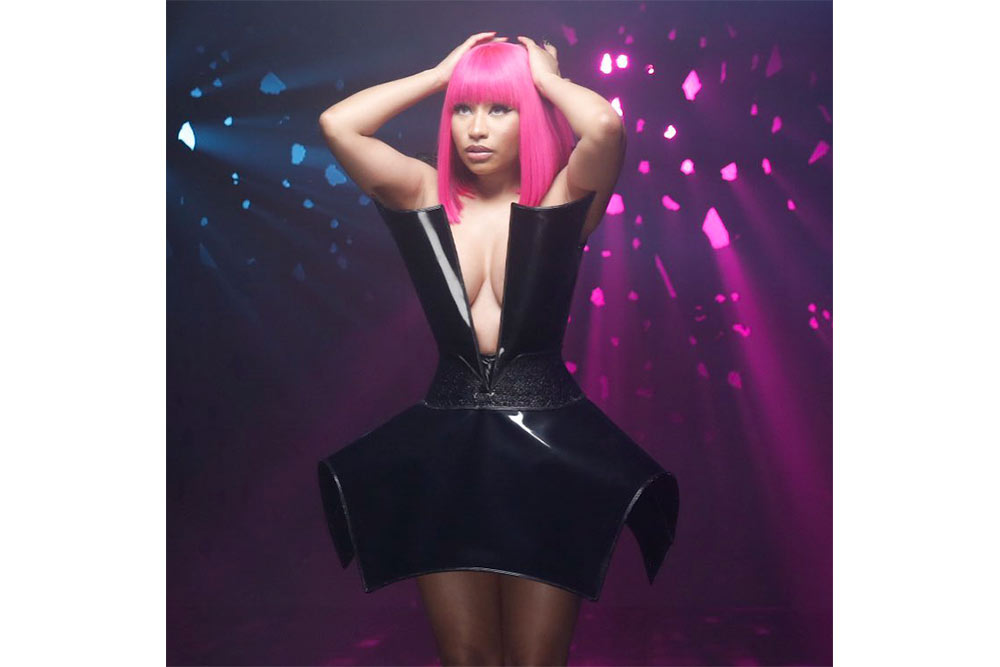 Nicki Minaj mengenakan busana Indonesia karya Rinaldy Yunardi