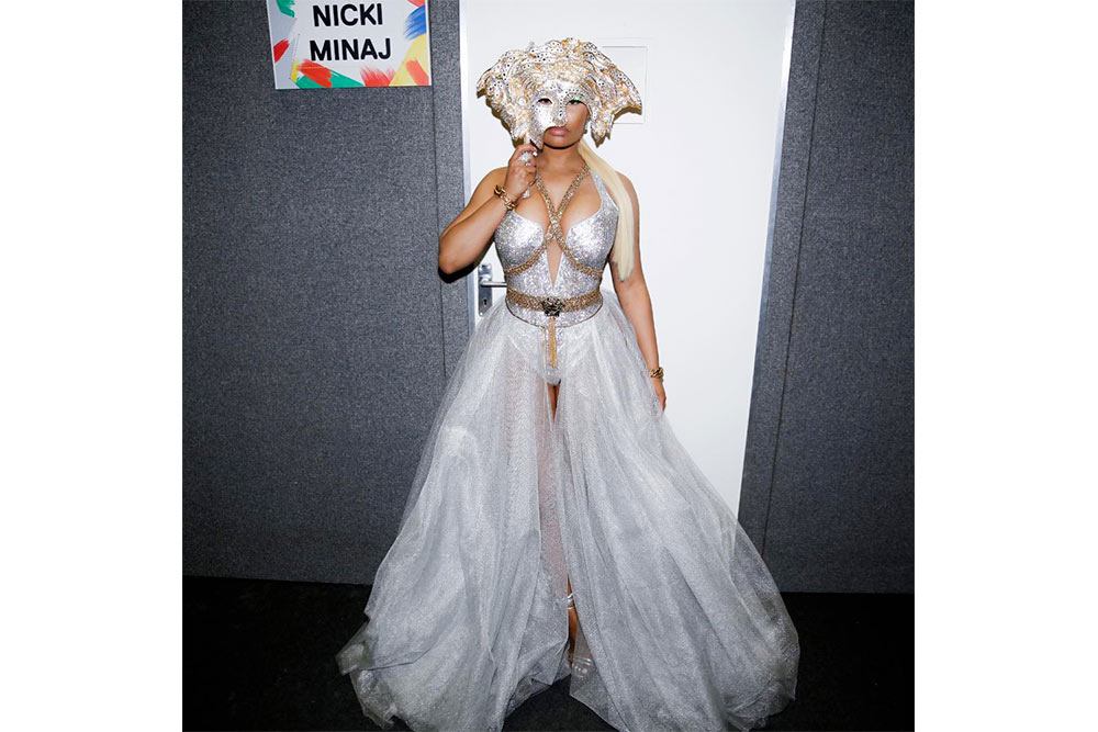 Nicki Minaj mengenakan busana dari Versace serta topeng