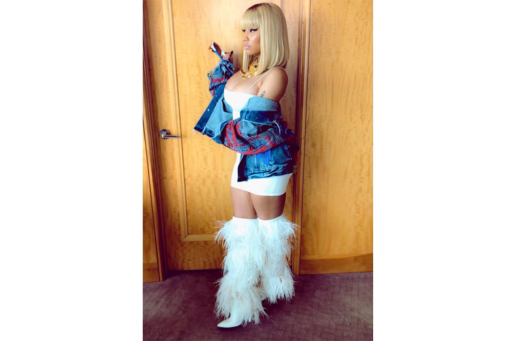 Nicki Minaj mengenakan boots Yves Saint Laurent Spring/Summer 18 